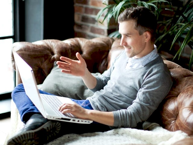 Online Almanca kursu alan bir kişi resmi