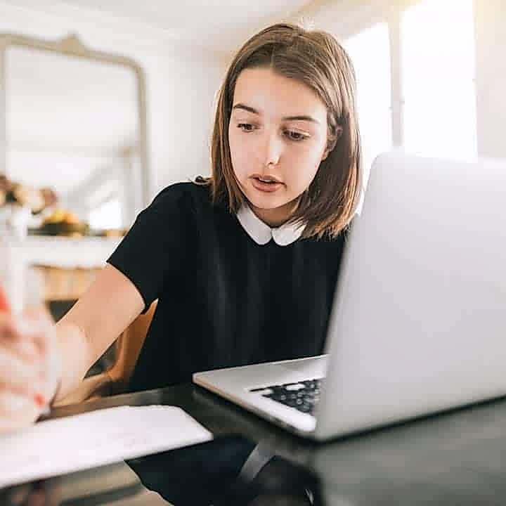 Almanca çalışan bir ortaokul öğrencisi