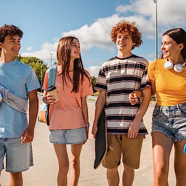 Yaz dönemi İngilizce kampına katılan gençler resim